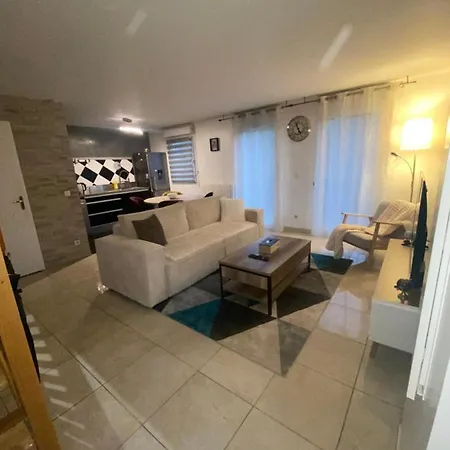 Duplex Paris: Near Roissy Cdg, Expo & Theme Parks Apartment *